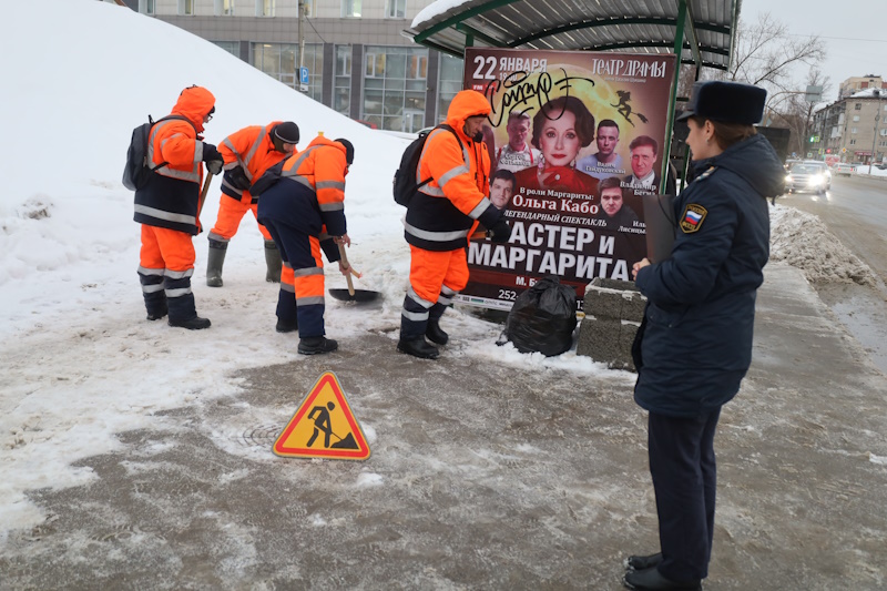 Должники по алиментам и штрафам в Алтайском крае убирают снег.