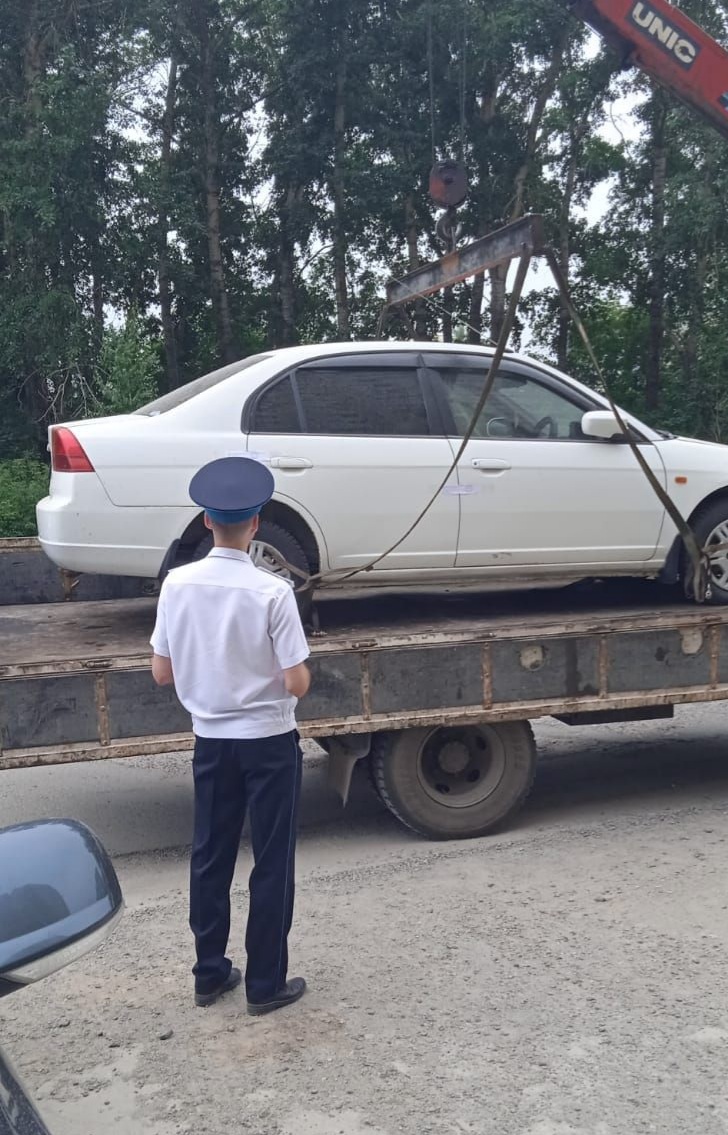 Судебными приставами найден автомобиль мошенника отбывающего наказание.