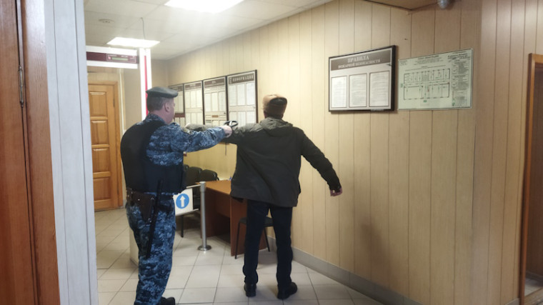 Судебные приставы помешали фигуранту дела о наркотиках пронести в суд наркотические вещества. Судебные приставы помешали фигуранту дела о наркотиках пронести в суд наркотические вещества.